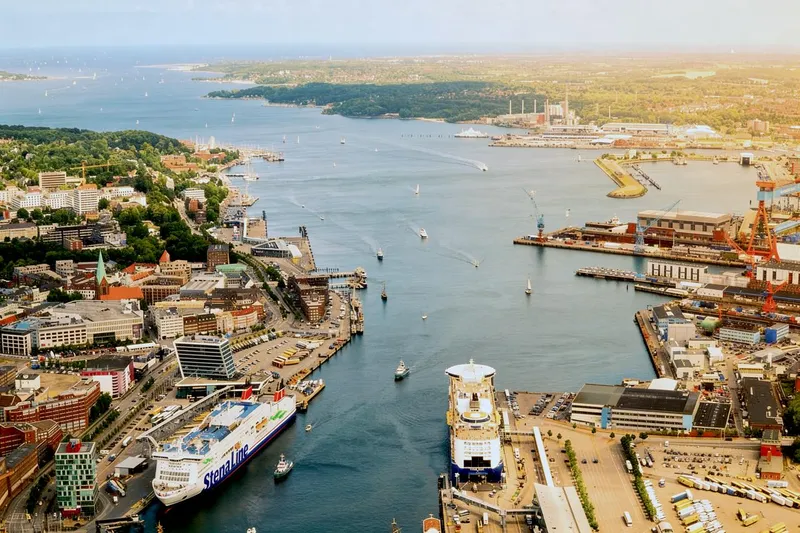 Kieler Förde aus der Vogelperspektive — Stena Line, Innenstadt, Hafen und Werften